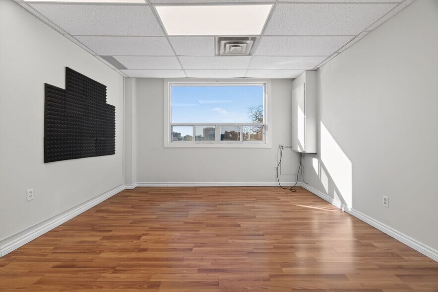 More Photos Of 256-260 Church St, Oakville Storefront Retail Office For Lease