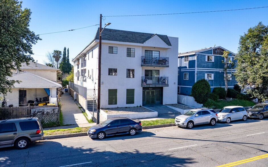More Photos Of 7437 Haskell Ave, Van Nuys Apartments For Sale