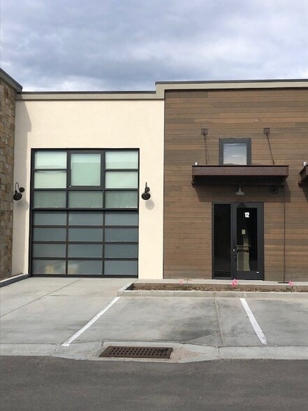 More Photos Of 4554 Forestdale Dr, Park City Showroom For Lease