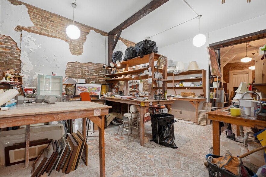 More Photos Of 65 Spring St, Eureka Springs General Retail For Sale