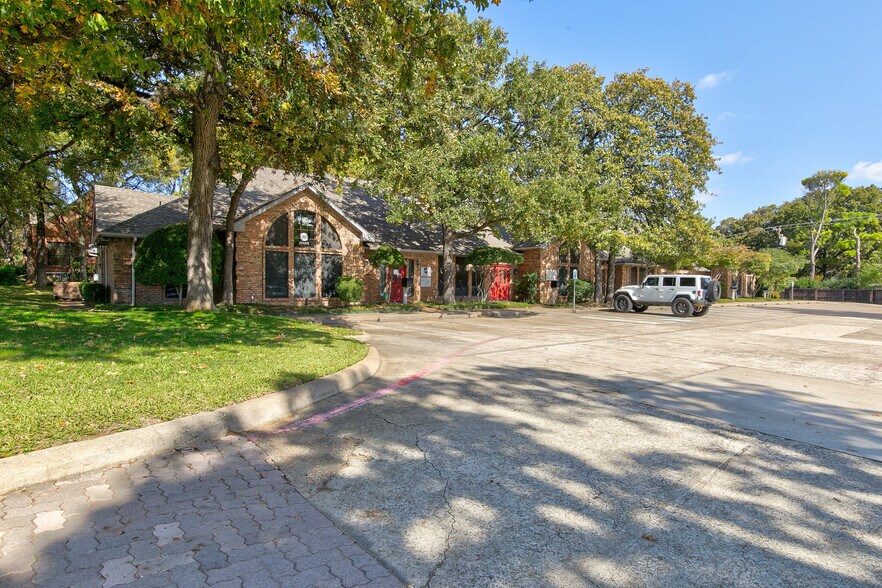 More Photos Of 210-220 N Park Blvd, Grapevine Loft Creative Space For Lease