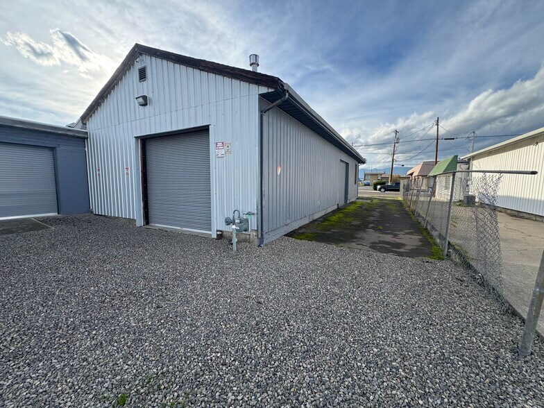 More Photos Of 850 Beatty St, Medford Office For Lease