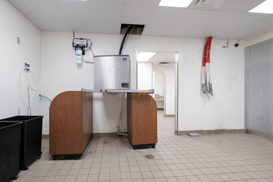 More Photos Of 101 W Lind St, Mankato Fast Food For Lease