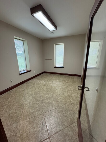 More Photos Of 1000 Hedstrom Dr, Ashland Warehouse For Lease