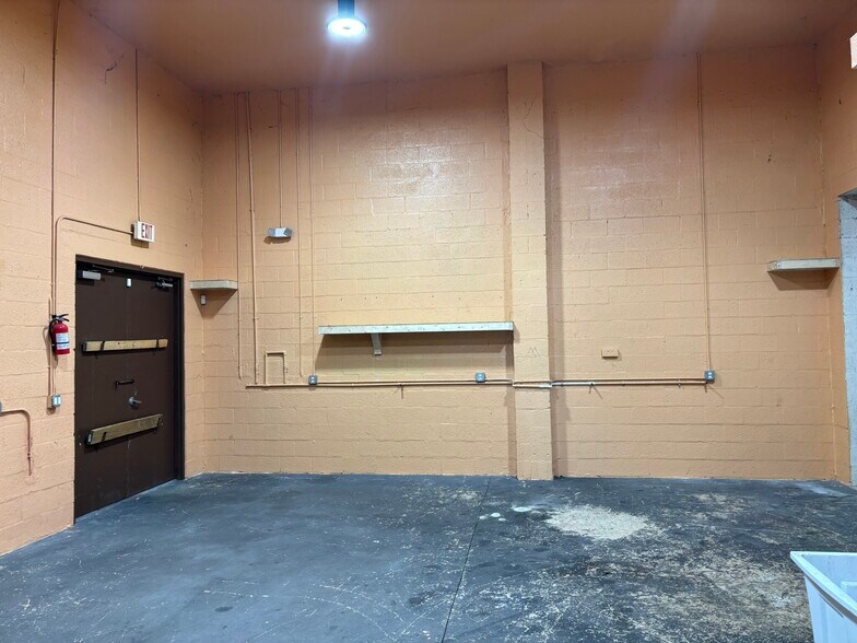 More Photos Of 434 NE 3rd Ave, Cape Coral Warehouse For Lease