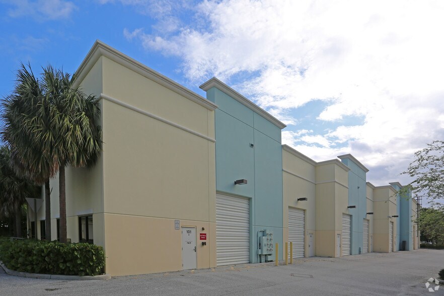 More Photos Of 10415 Riverside Dr, Palm Beach Gardens Showroom For Lease