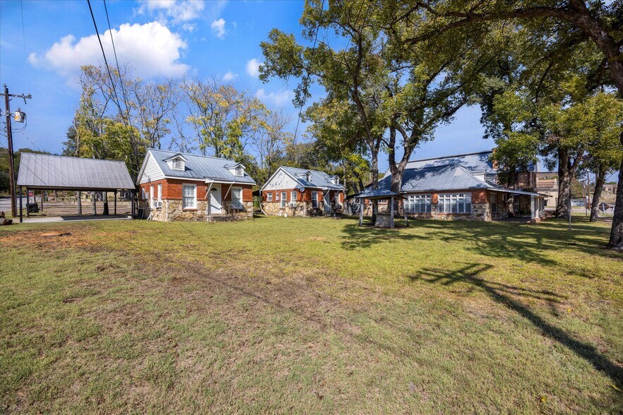 More Photos Of 301 NE Barnard St, Glen Rose Office For Sale