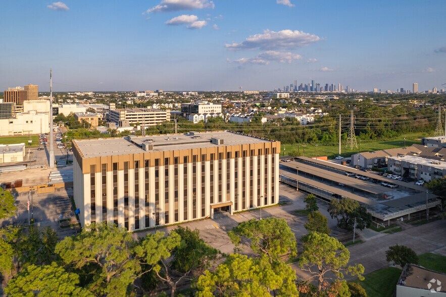 More Photos Of 1919 N Loop W, Houston Medical For Lease