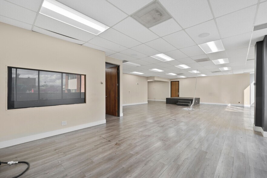 More Photos Of 14546 Hamlin St, Van Nuys Office For Lease