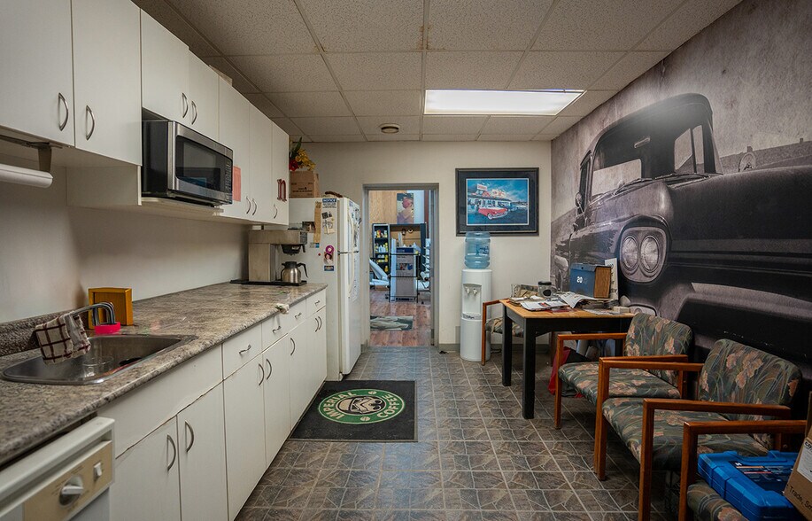 More Photos Of 1808 St Matthews Av, Winnipeg Office For Lease