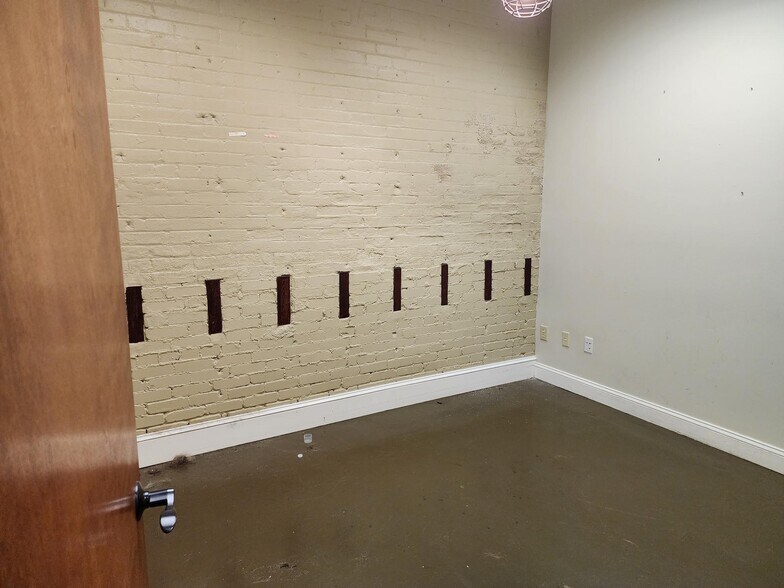 More Photos Of 301 S Collins St, Plant City General Retail For Sale