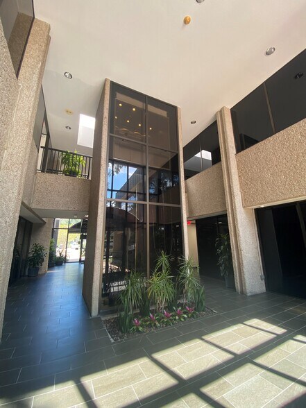More Photos Of 16000 Barkers Point Ln, Houston Office For Lease