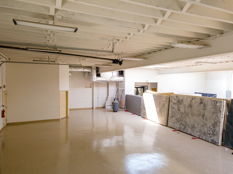 More Photos Of 1628 Rand Rd, Des Plaines Showroom For Sale