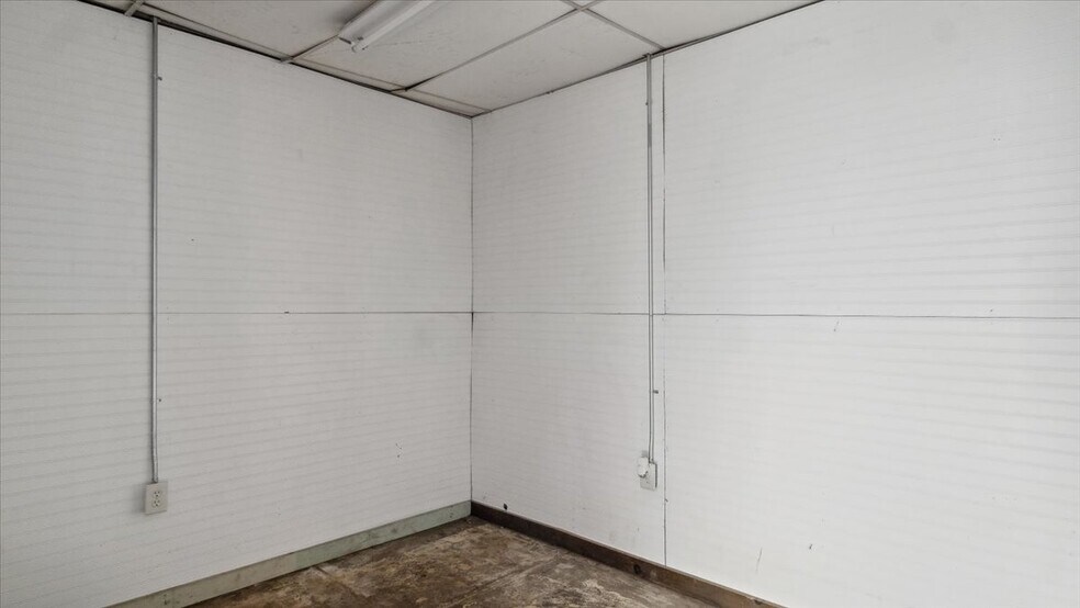 More Photos Of 123 N Main St, Warrenton Storefront For Sale