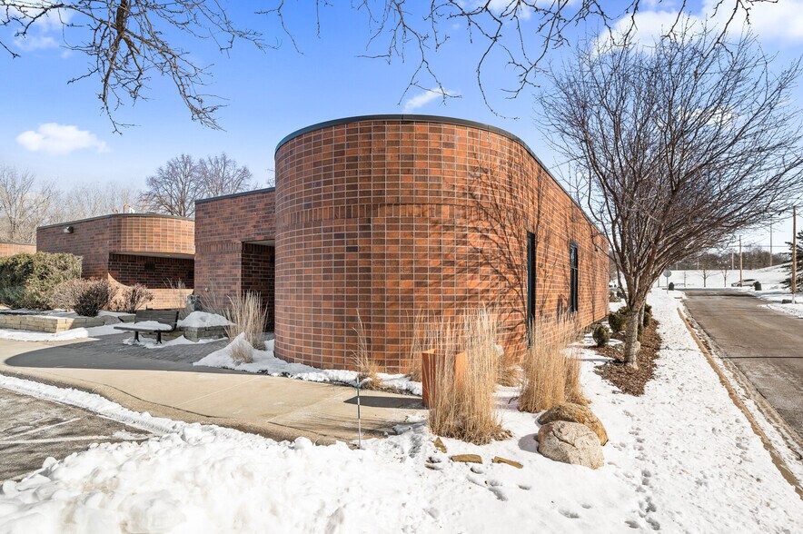 More Photos Of 4920-4934 Lincoln Dr, Edina Office For Sale