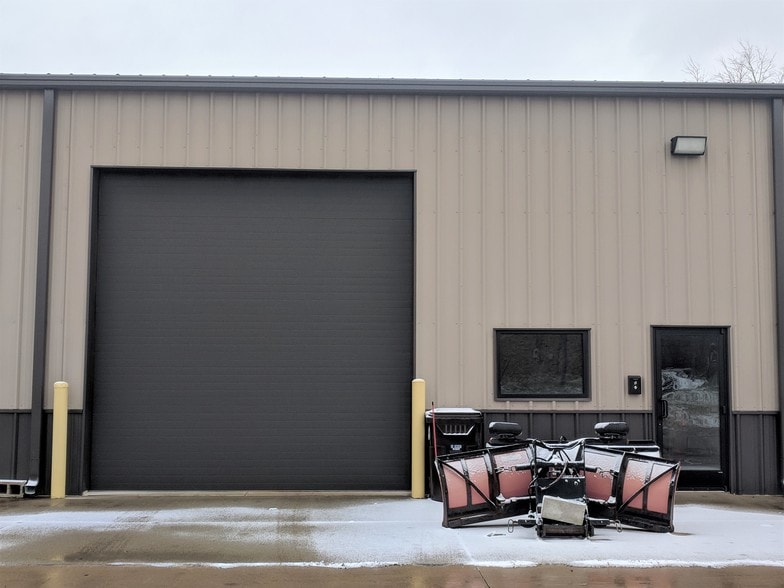 More Photos Of 1524 Lafayette Park Dr, Bloomington Flex For Lease