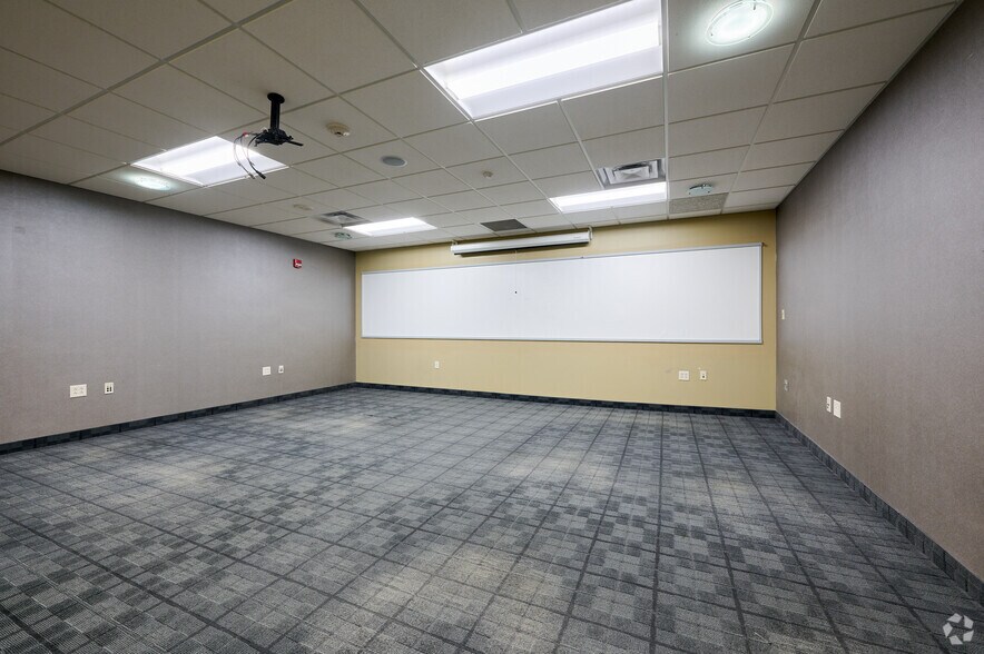 More Photos Of 220 Alexander St, Rochester Loft Creative Space For Lease