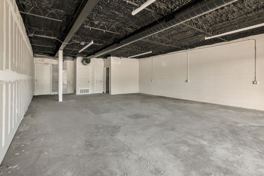 More Photos Of 3300 W Park Row, Arlington Storefront For Lease