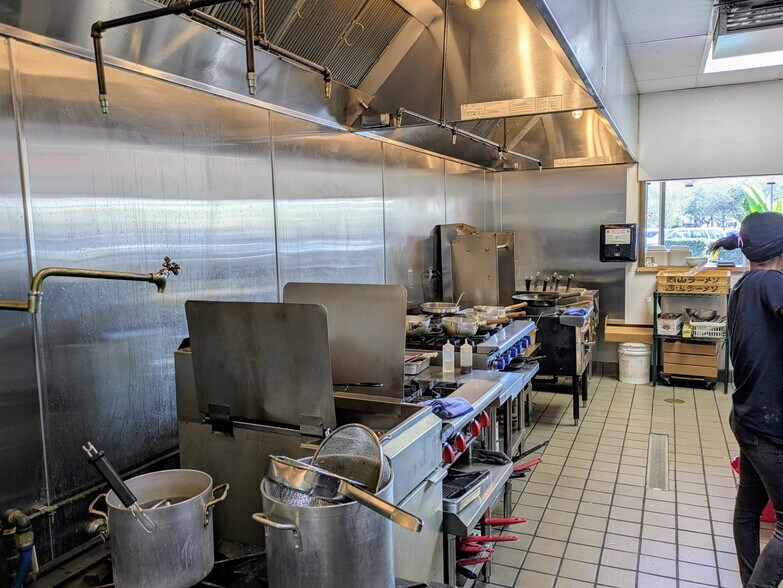 More Photos Of 157 N Twin Oaks Valley Rd, San Marcos General Retail For Lease