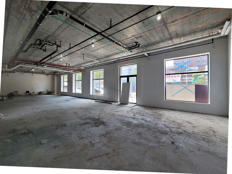 More Photos Of 909 E Tremont Ave, Bronx General Retail For Lease