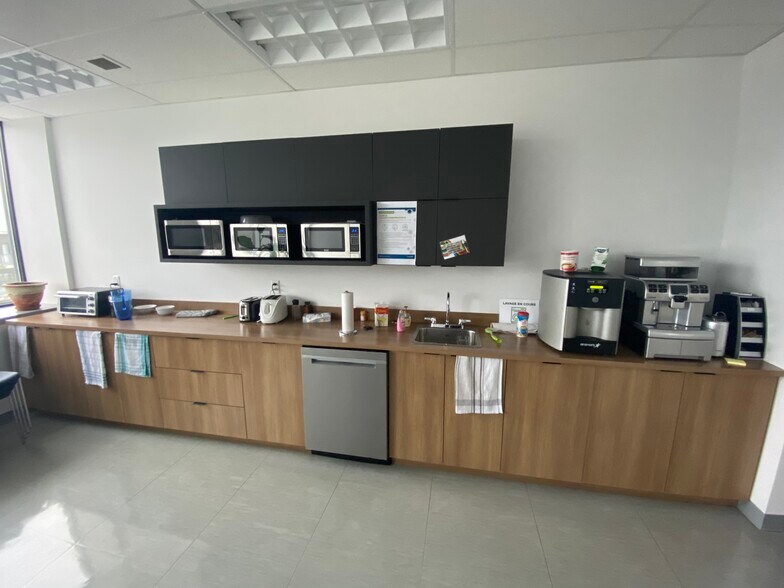 More Photos Of 2475 Boul Laurier, Québec Office For Lease