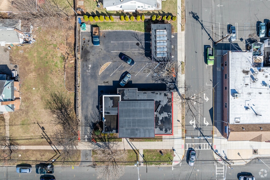 More Photos Of 470 Kenilworth Blvd, Kenilworth Bank For Lease