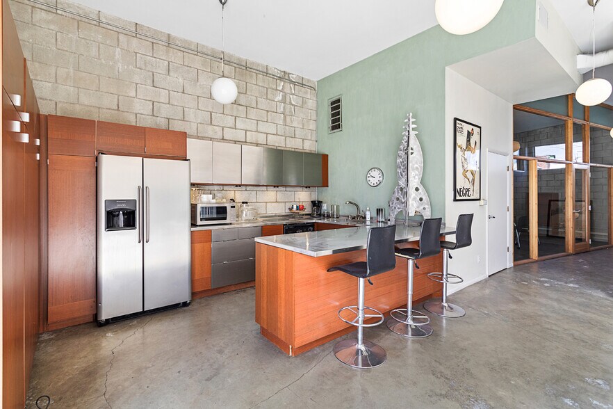 More Photos Of 905 Electric Ave, Venice Office For Lease