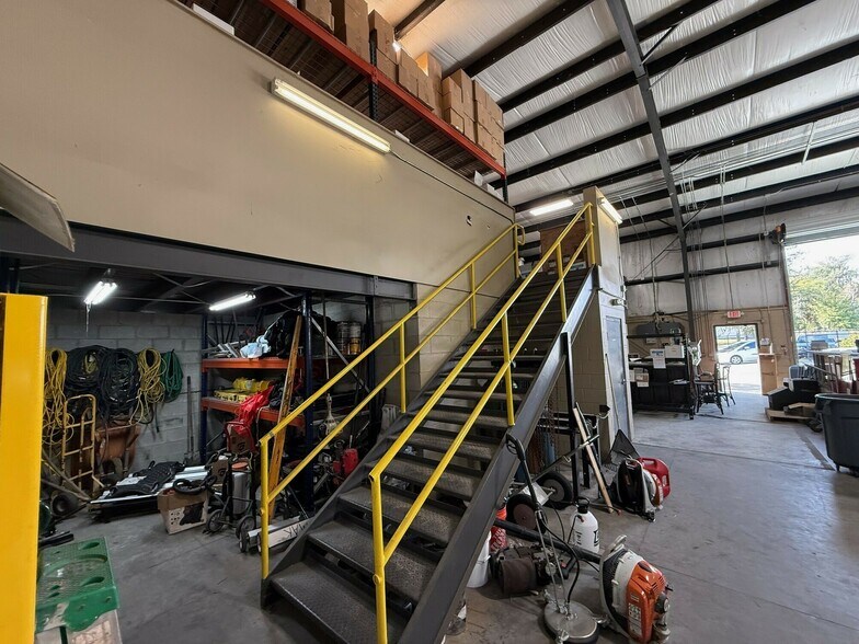More Photos Of 2502 N Frontage Rd, Plant City Warehouse For Lease