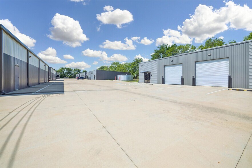 More Photos Of 22215 Mueschke Rd, Tomball Unknown For Lease