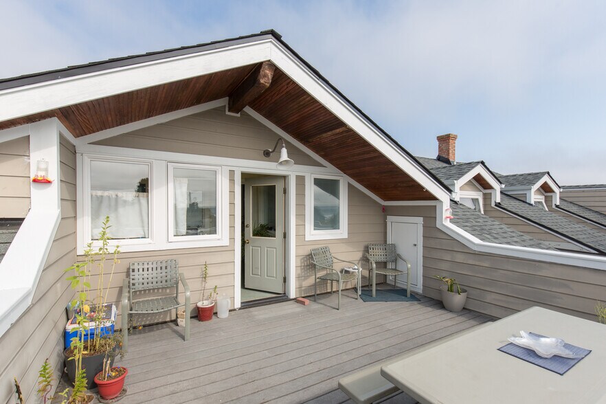 More Photos Of 625 Tyler St, Port Townsend General Retail For Sale