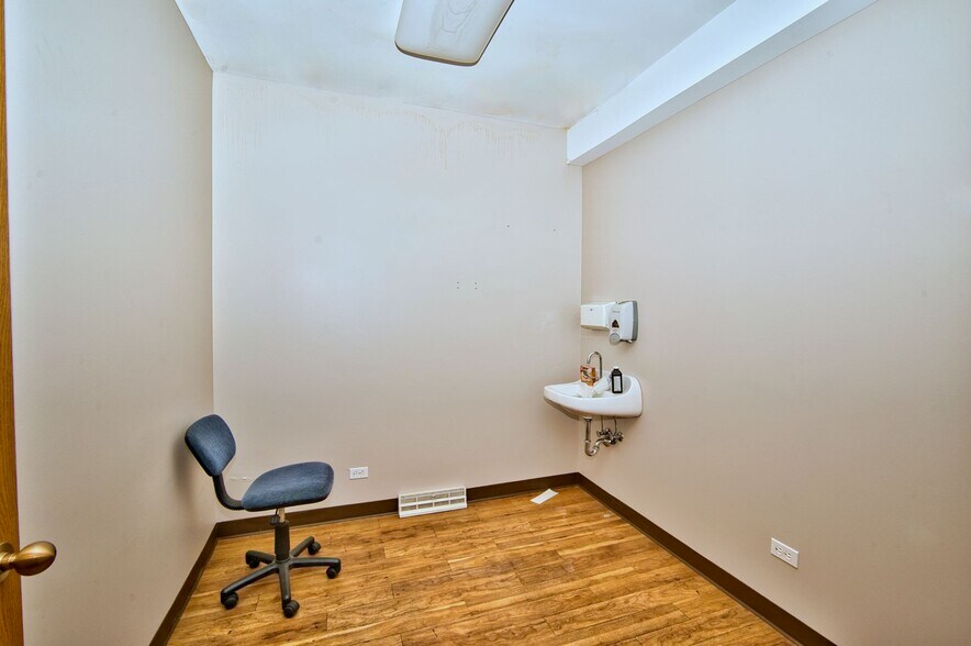 More Photos Of 6444 N Central Ave, Chicago Office For Sale