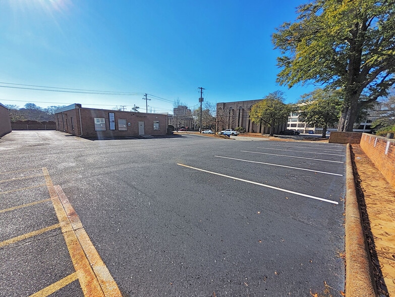 More Photos Of 2301 Devine St, Columbia General Retail For Lease