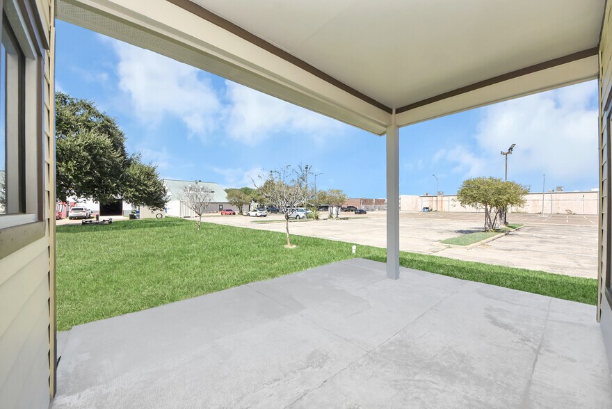 More Photos Of 1563 Live Oak St, Webster Office For Sale