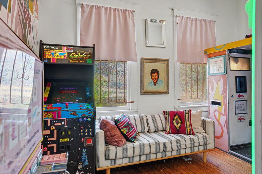 More Photos Of 17 W 41st St, Savannah Freestanding For Sale