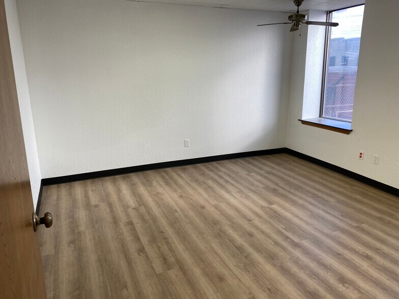 More Photos Of 409-411 W Chickasha Ave, Chickasha Storefront Retail Office For Lease