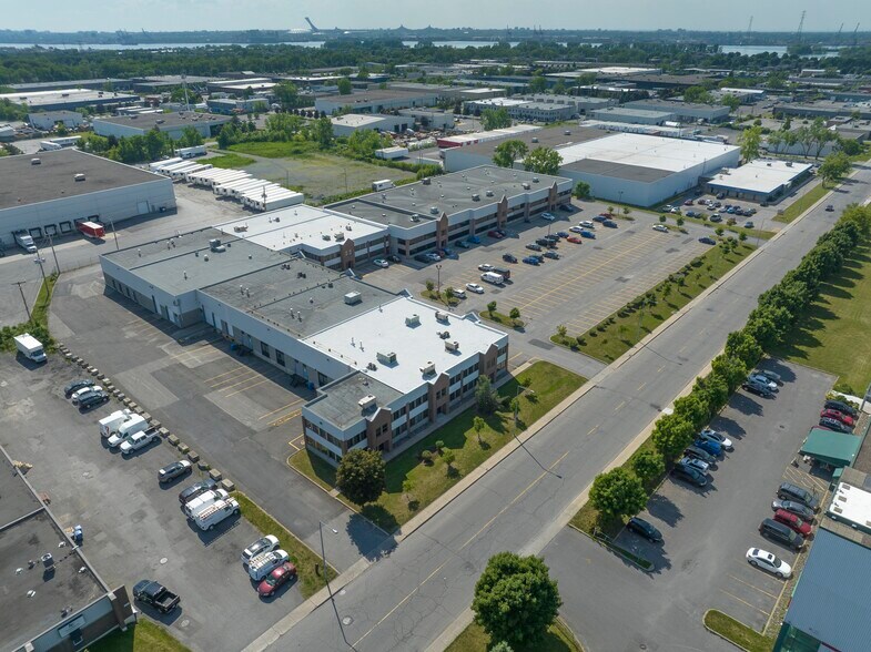 More Photos Of 784-818 Boul Guimond, Longueuil Warehouse For Lease