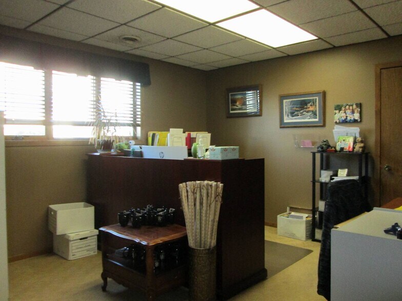 More Photos Of 101 7th St S, Saint James Freestanding For Lease