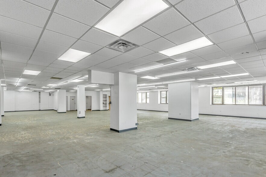 More Photos Of 33-01 Queens Blvd, Long Island City Warehouse For Lease