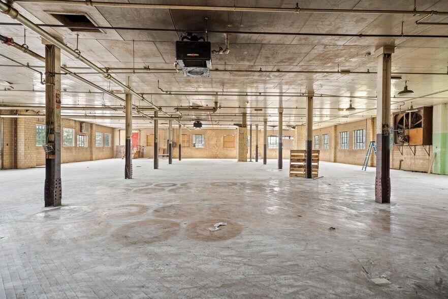 More Photos Of 254 Minot Ave, Auburn Warehouse For Sale