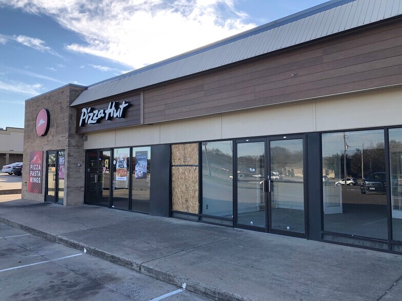 More Photos Of 2302 W Green Oaks Blvd, Arlington General Retail For Lease