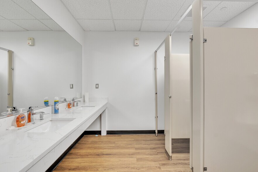 More Photos Of 45 Bartlett St, Marlborough Light Manufacturing For Lease