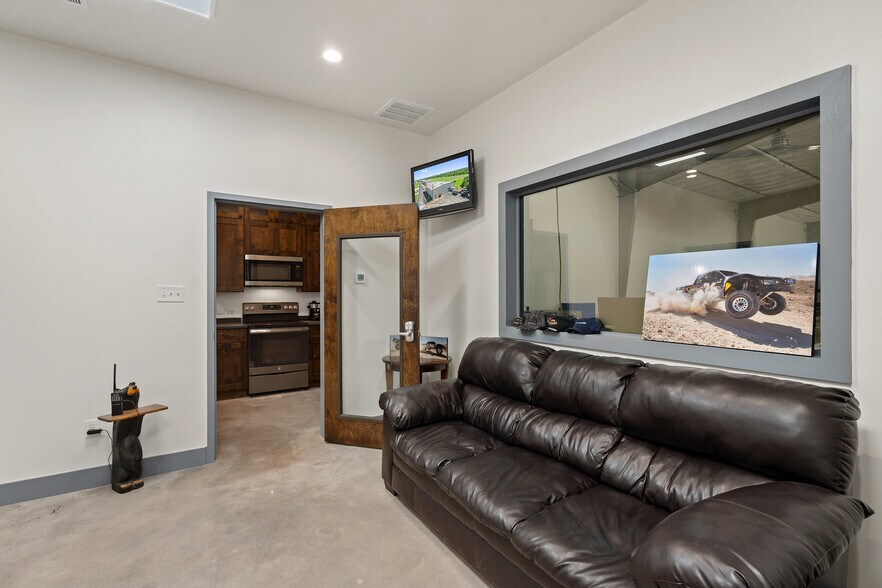 More Photos Of 101 Piper Ln, Spicewood Flex For Lease