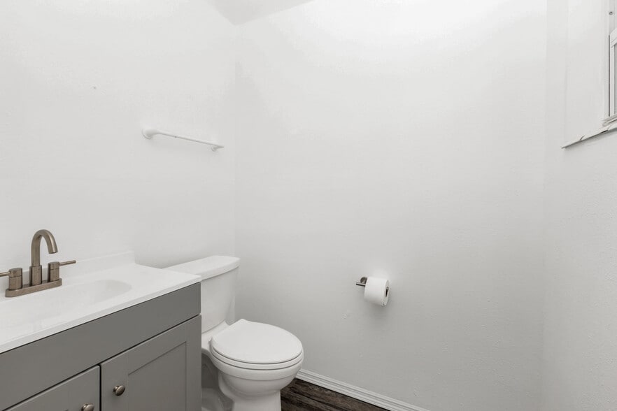 More Photos Of 23263 Harborview Rd, Port Charlotte Office For Sale