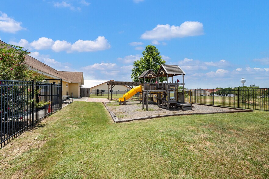 More Photos Of 140 Paloma Dr, Floresville Office For Sale