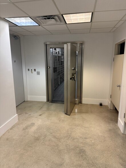 More Photos Of 2434 Hollywood Blvd, Hollywood Office For Sale