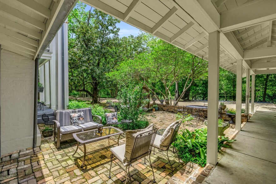 More Photos Of 607 Old West Point Rd, Starkville Hospitality For Sale