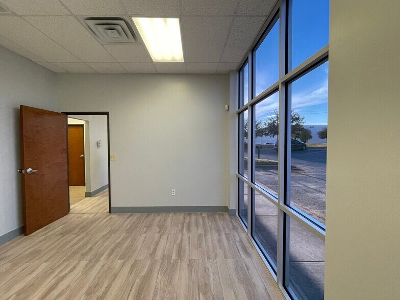 More Photos Of 5850 Corridor Pky, Schertz Warehouse For Lease