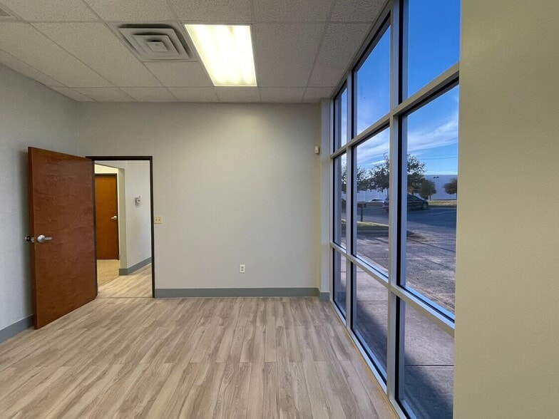 More Photos Of 5850 Corridor Pky, Schertz Warehouse For Lease