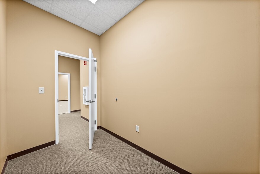 More Photos Of 2231 Stokes Rd, Clarksville Storefront Retail Office For Lease