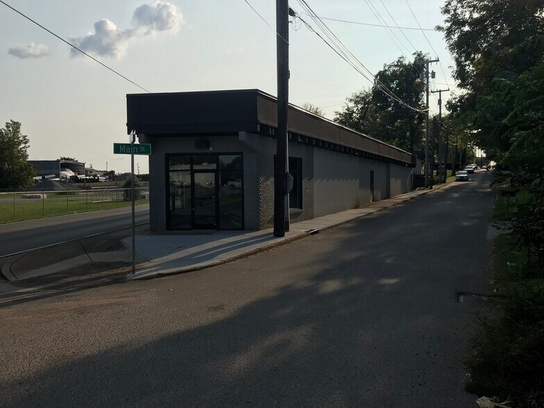 More Photos Of 1155 Franklin St, Clarksville Warehouse For Lease